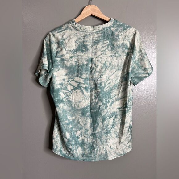 4/$25 Fabletics sage green tie dye scrub top small V neckline pocket medical - Picture 2 of 6